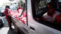 Penyerahan bantuan sembako juga dibantu oleh anggota pramuka Kota Jayapura.  