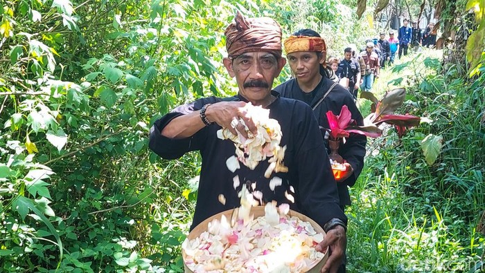 Peringatan tragedi longsor Leuwigajah di Kampung Adat Cireundeu, Kota Cimahi, Selasa (21/2/2023).