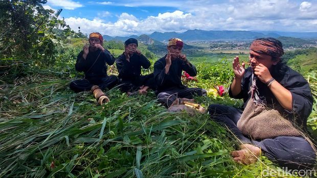 Peringatan tragedi longsor Leuwigajah di Kampung Adat Cireundeu, Kota Cimahi, Selasa (21/2/2023).