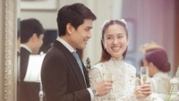 Sebelumnya, pada awal Februari 2023, Oak telah melamar Nong Poy dengan cincin berlian di Baan Ar-Jor, properti keluarganya. (Foto: Instagram @jakawin_photography)