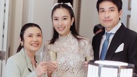 Mereka berdua sebenarnya telah mengenal lebih dari 20 tahun. Nong Poy dan Oak dulu mengenyam pendidikan di sekolah yang sama. (Foto: Instagram @niyadarweddinganswer)