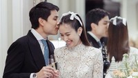 Dari pertemuan tersebut, benih-benih cinta pun mulai merekah. Nong Poy dan Oak kemudian berpacaran dan satu tahun berselang, mereka memutuskan untuk menikah. (Foto: Instagram @niyadarweddinganswer)