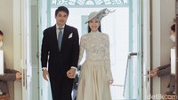 Nong Poy dan calon suaminya, Oak Phakwa Hongyok, tampil dengan pakaian bergaya bangsawan Inggris di bachelorette party yang mereka gelar. (Foto: Instagram @niyadarweddinganswer)