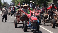 Petani dengan mengendarai traktor berunjuk rasa di depan gedung DPRD Kabupaten Jombang, Jawa Timur, Selasa (21/2/2023).