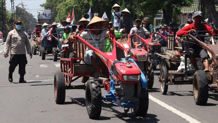 Petani dengan mengendarai traktor berunjuk rasa di depan gedung DPRD Kabupaten Jombang, Jawa Timur, Selasa (21/2/2023). Para petani itu menuntut Pemerintah mempermudah pembelian bahan bakar minyak (BBM) jenis solar bersubsidi yang saat ini sulit didapatkan di SPBU. ANTARA FOTO/Syaiful Arif//foc.