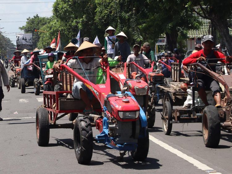 Naik Traktor, Petani Jombang Ramai-ramai Protes Solar Subsidi Sulit