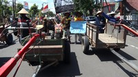 Para petani itu menuntut Pemerintah mempermudah pembelian bahan bakar minyak (BBM) jenis solar bersubsidi yang saat ini sulit didapatkan di SPBU.