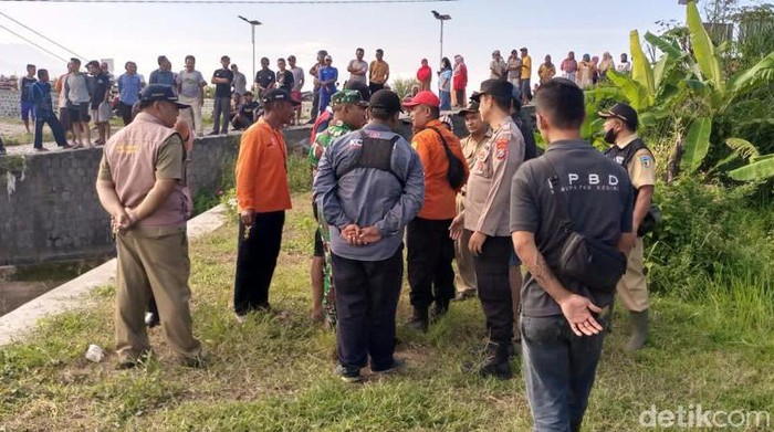 Petugas gabungan saat di lokasi terjatuhnya pemotor di Kediri