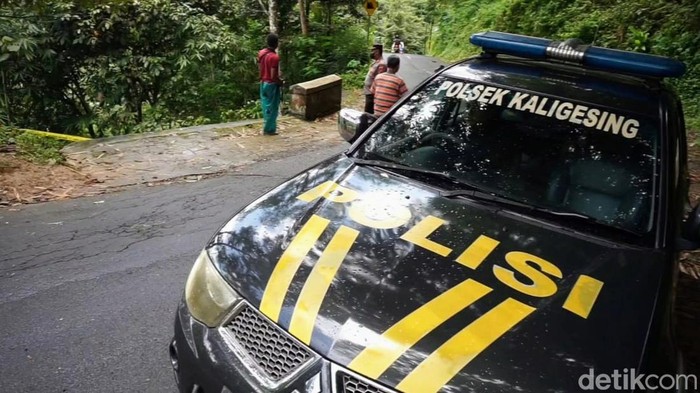 Petugas Polsek Kaligesing, Purworejo, di sekitar TKP penemuan mayat terikat tali. Foto diambil Senin (20/2/2023).