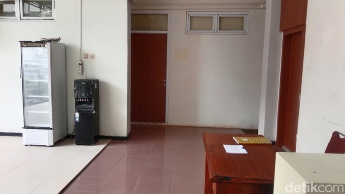 Pintu kantor Wabup Indramayu tertutup rapat.