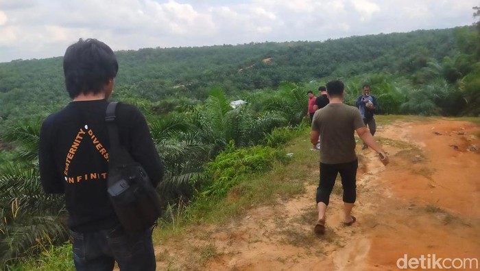 Polisi melakukan olah TKP kasus pria dikira babi hutan tewas tertembak di kebun sawit di Kampar, Riau.