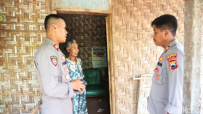 Polisi mendatangi rumah lansia di Trangkil, Pati, yang menjadi korban penipuan, Selasa (21/2/2023).