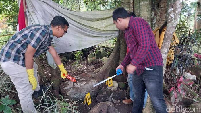 Polisi olah TKP di lokasi arca yang hilang di Candi Ganter