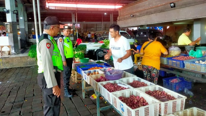 Polisi melakukan patroli di Pasar Cokroaminoto, Kota Denpasar guna menyikapi informasi permainan harga kebutuhan pokok, Selasa (21/2/2023).