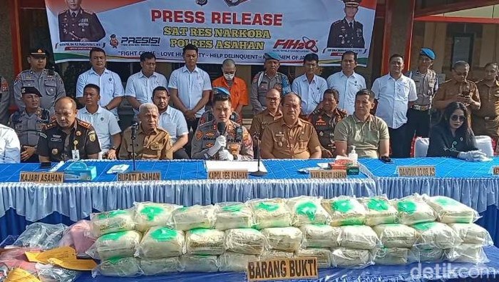Polres Asahan menggelar konferensi pers pengungkapan sabu 50 kg dengan menangkap seorang tersangka.