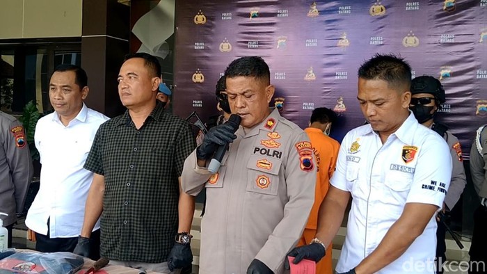 Polres Batang jumpa pers kasus pembacokan oleh geng motor, Selasa (21/2/2023).