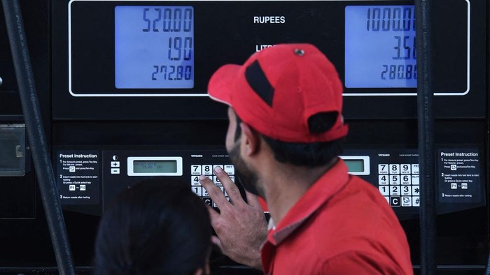 An employee of a petrol station fills the tank of a customer in Karachi on February 16, 2023, after a hike in prices of petroleum products by the government. (Photo by Asif HASSAN / AFP) (Photo by ASIF HASSAN/AFP via Getty Images)