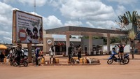 Keenam ada Republik Afrika Tengah. Harga BBM RON 95 Rp 32.193/liter, sedangkan harga Solar Rp 35.907/liter. (Barbara Debout/AFP via Getty Images)  