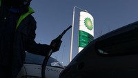Kesembilan Yunani. Harga BBM Rp 30,713/liter, sedangkan harga Solar Rp 27,950/liter. (Konstantinos Tsakalidis/Getty Images)  