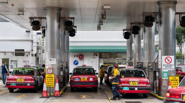 Potret 10 Negara dengan Harga BBM Termahal, RI ke Berapa? HONG KONG, CHINA - 2021/06/03: Taxi cabs queue for petrol at a gas station in Hong Kong. (Photo by Budrul Chukrut/SOPA Images/LightRocket via Getty Images)