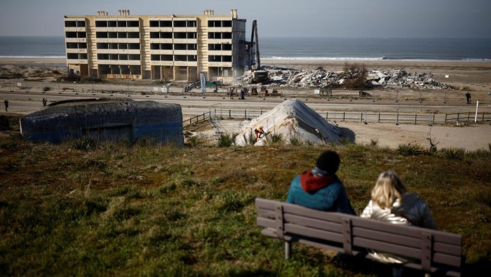 A view shows the Signal building, a seaside block of flats which had to be evacuated in 2014 due to erosion on the Atlantic Ocean coast, during its demolition in Soulac-sur-Mer, France, February 8, 2023. REUTERS/Stephane Mahe     TPX IMAGES OF THE DAY