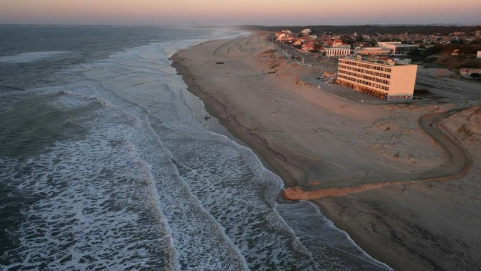 A view shows the Signal building, a seaside block of flats which had to be evacuated in 2014 due to erosion on the Atlantic Ocean coast, during its demolition in Soulac-sur-Mer, France, February 8, 2023. REUTERS/Stephane Mahe     TPX IMAGES OF THE DAY