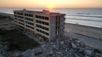 Apartemen Le Signal 80-flat yang dibangun pada 1960-an ini memliki 4 lantai, menargetkan para wisatawan di Soulac-sur-Mer, yang dikenal dengan pantai emasnya yang luas dan hutan pinusnya.  