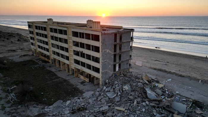 Potret Apartemen Pinggir Pantai Prancis yang Dirobohkan karena Khawatir Erosi A view shows the Signal building, a seaside block of flats which had to be evacuated in 2014 due to erosion on the Atlantic Ocean coast, during its demolition in Soulac-sur-Mer, France, February 8, 2023. REUTERS/Stephane Mahe TPX IMAGES OF THE DAY