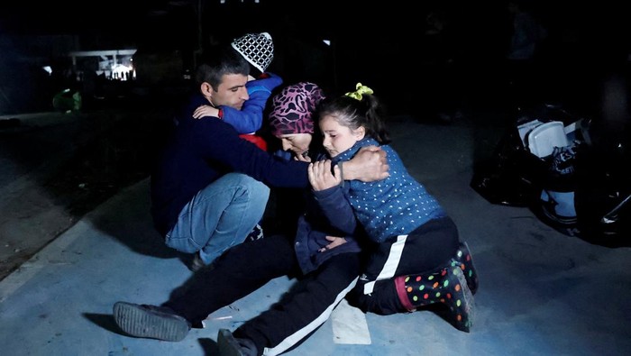 People react after an earthquake in Antakya in Hatay province, Turkey, February 20, 2023.  REUTERS/Clodagh Kilcoyne     TPX IMAGES OF THE DAY