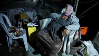 Menteri Dalam Negeri Turki Suleyman Soylu mengatakan tiga orang tewas akibat gempa kuat tersebut. Selain itu, 213 dilaporkan dibawa ke rumah sakit. Kemudian, di Suriah, White Helmets mengatakan lebih dari 130 orang terluka. Bahkan, beberapa bangunan yang sudah rusak kini menjadi runtuh. REUTERS/Clodagh Kilcoyne.
