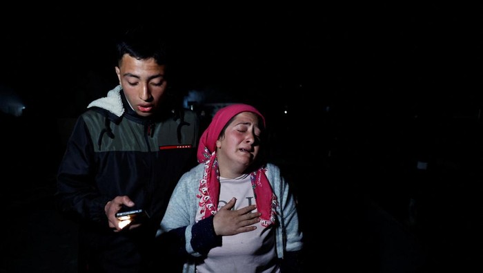 People react after an earthquake in Antakya in Hatay province, Turkey, February 20, 2023.  REUTERS/Clodagh Kilcoyne     TPX IMAGES OF THE DAY