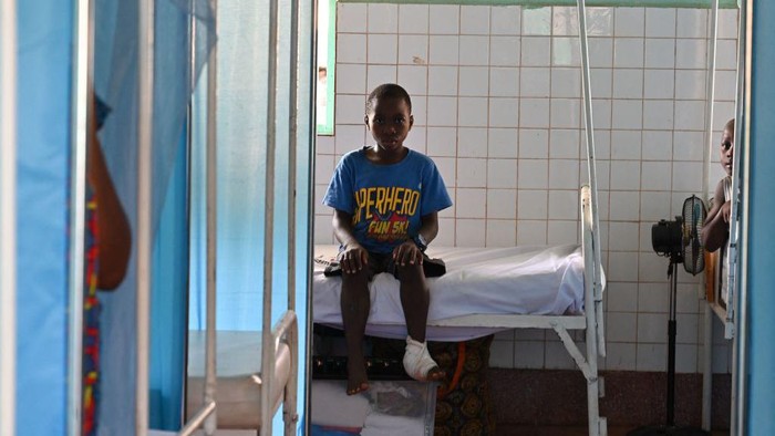 A doctor consults children during a leprosy screening campaign in village of Djougbosso, near Adzope, on January 25, 2023. - Listed by the WHO as one of the 20 neglected tropical diseases (NTDs), leprosy is transmitted from a sick person to healthy person. The microbe multiplies very slowly, and the incubation period can last up to 5 years. The first symptoms show spots, then gradually eat away at desensitized limbs. (Photo by Issouf SANOGO / AFP) (Photo by ISSOUF SANOGO/AFP via Getty Images)