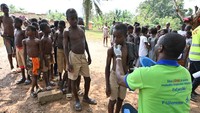 Anak-anak berkumpul untuk konsultasi dengan dokter saat kampanye skrining kusta di desa Djougbosso, dekat Adzope, Pantai Gading, Rabu (25/1/2023).  