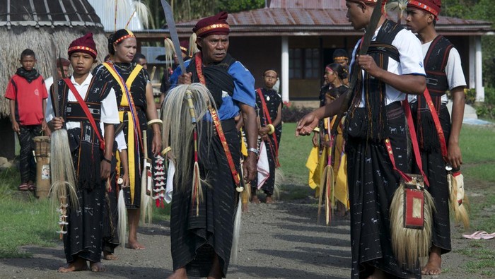 Prajurit Ngada memakai pakaian tradisional
