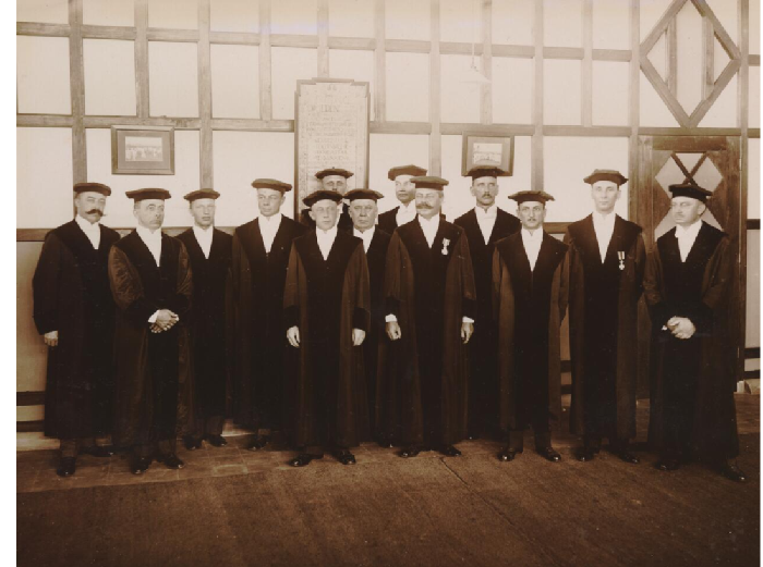 Prof Jacob Clay (kelima dari kiri) bersama para guru besar di Technische Hoogeschool te Bandoeng (THB) sekitar tahun 1925.