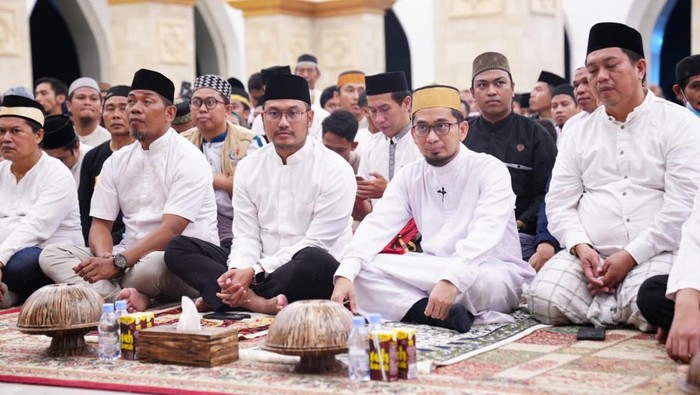 Program bertajuk Bumi Panrita Kitta ini dirancang UAH sebagai tindak lanjut penandatanganan kerja sama (MoU) antara Pemerintah Kabupaten Sinjai melalui Yayasan Islamic Center Andi Rudiyanto Asapa bersama lembaga dakwah islamiyah yang dipimpin UAH, Quantum Akhyar Institute.