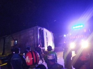 Bus Terguling Diduga Sopir Ugal-ugalan di Nganjuk, 1 Orang Tewas