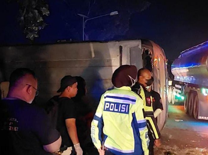 Proses evakuasi Bus Sugeng Rahayu yang terguling di Nganjuk