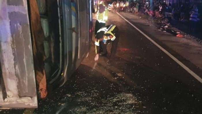 Proses evakuasi Bus Sugeng Rahayu yang terguling di Nganjuk