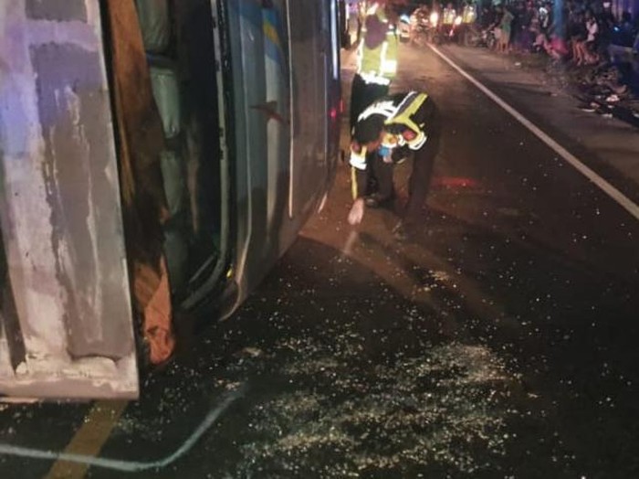Proses evakuasi Bus Sugeng Rahayu yang terguling di Nganjuk