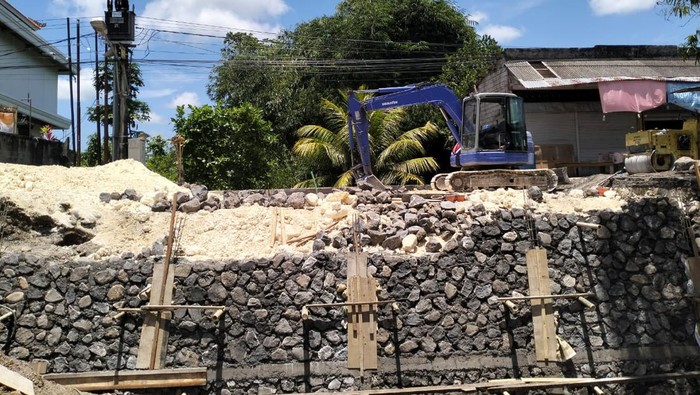 ﻿Proses pengurukan dan pemadatan jalan dengan material kapur sebelum pengaspalan Jalan Raya Anggungan, Kelurahan Lukluk, Badung. (Foto: Agus Eka/detikBali)