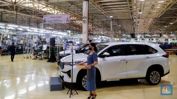 PT Toyota Motor Manufacturing Indonesia (TMMIN) meluncurkan ekspor perdana Toyota Innova Zenix berbasis kendaraan listrik hybrid. (CNBC Indonesia/Suhendra)