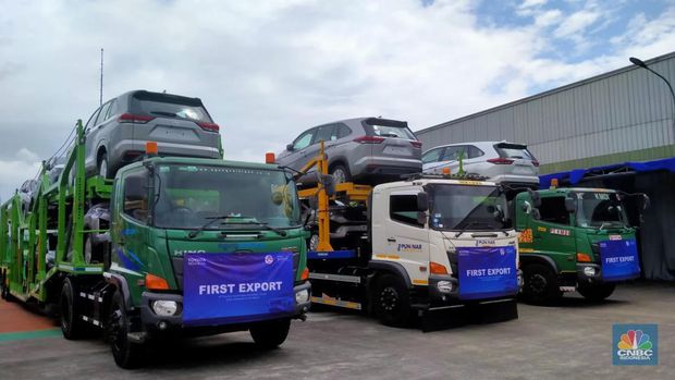 PT Toyota Motor Manufacturing Indonesia (TMMIN) meluncurkan ekspor perdana Toyota Innova Zenix berbasis kendaraan listrik hybrid. (CNBC Indonesia/Suhendra)