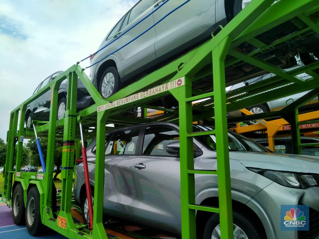 PT Toyota Motor Manufacturing Indonesia (TMMIN) meluncurkan ekspor perdana Toyota Innova Zenix berbasis kendaraan listrik hybrid. (CNBC Indonesia/Suhendra)