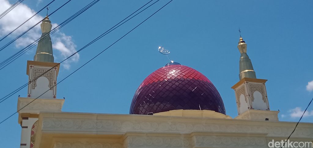 Puncak kubah Masjid di Grha Bung Karno Klaten rusak. Foto diunggah Selasa (23/2/2023).