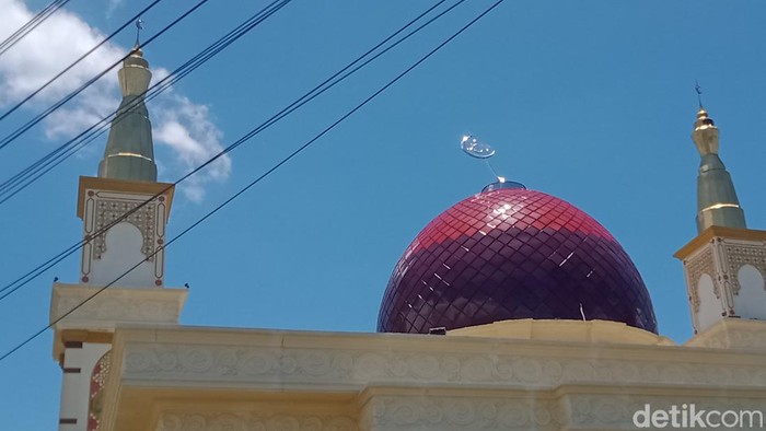 Puncak kubah Masjid di Grha Bung Karno Klaten rusak. Foto diunggah Selasa (23/2/2023).
