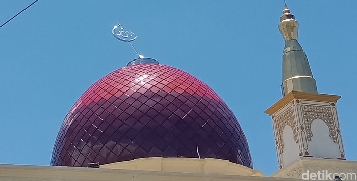 Puncak kubah Masjid di Grha Bung Karno Klaten rusak. Foto diunggah Selasa (23/2/2023).