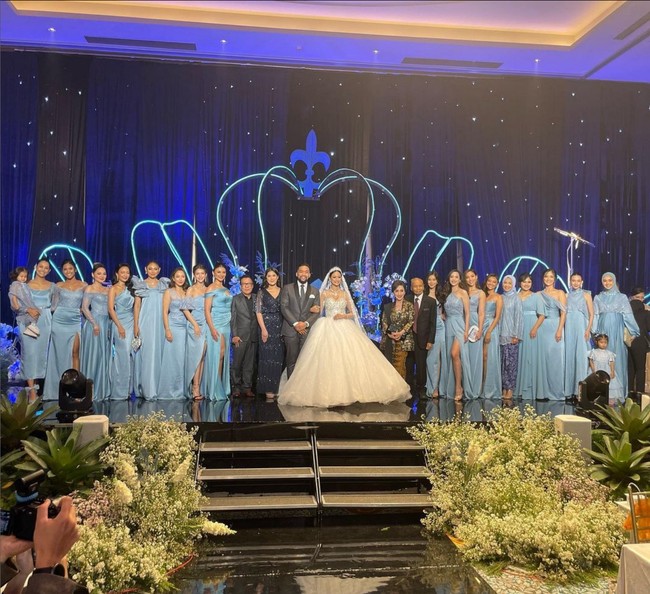 Finalis hingga juara Puteri Indonesia jadi bridesmaid di resepsi pernikahan Puteri Indonesia 2020 Ayu Maulida. Mereka kompak mengenakan busana berwarna biru muda. Foto: Instagram