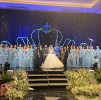 Finalis hingga juara Puteri Indonesia jadi bridesmaid di resepsi pernikahan Puteri Indonesia 2020 Ayu Maulida. Mereka kompak mengenakan busana berwarna biru muda. Foto: Instagram