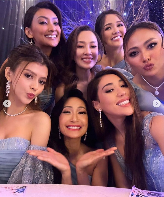 Suasana akrab terlihat di tengah acara pesta. Para wanita cantik se-Indonesia ini pun menyempatkan foto selfie bersama. Foto: Instagram